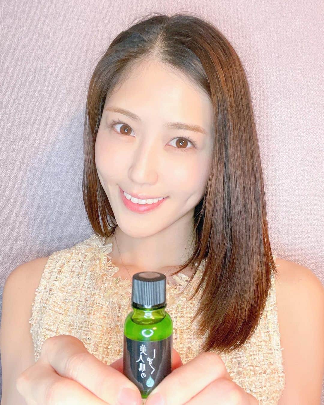 北内みさとのインスタグラム：「〈#美人肌のしずく〉  新商品発表会に参加させていただきました✨３つめの 美人肌のしずくについての詳細です✨✨  美肌スタイリスト 廣森智恵子さんが開発されました✨  💖美人肌のしずくサボン💖  80g 3080円 20g 880円  特殊な技術により、 プラセンタをオリーブ油に溶解した 【✨油溶性プラセンタ✨】  医薬部外品の有効成分に認められたプラセンタの美白効果と、オリーブ油の保湿、柔軟効果により✨ 素肌を美しく整えてくれる✨  💟プラセンタ💟 肌のターンオーバーを促す✨ 弾力を与え、新陳代謝が促進される✨  お肌に優しい角質ケア成分 〈グリコール酸〉 1%配合✨  油溶性プラセンタ ビダミンC誘導体 カンゾウエキス スクワラン ティーツリー葉油  などの美容成分がたっぷり💖で 毛穴汚れを落としつつお肌はしっとり☺️ ピーリング石鹸🧼✨  パラベン、アルコールフリー 合成色素、合成酸化防止剤未使用 無鉱物油  【成分】 グリセリン➡️保湿、透明化 スクロース➡️保湿、透明化 ステアリン酸➡️洗浄、起泡、乳化 PG➡️（プロピレングリコール）透明化 EDTA-2Na➡️キレート作用（金属イオンの働きを抑制） リン酸アスコルビルMg➡️抗老化、色素沈着抑制、抗炎症作用 グリコール酸➡️角質剥離 グリチルリチン酸2K（ジカリウム）➡️抗炎症 🌿スクワラン➡️エモリエント グリセルグルコシド➡️米由来の保湿作用 トコフェロール➡️酸化防止 🌿ティーツリー葉油 ラウリルグリコールカルボン酸Na➡️洗浄  etc  たっぷり泡立てて 包み込むように優しく✨ ぬるま湯で洗い流す✨  💖美人肌のしずく💖  30ml 8800円 10ml 3200円  〈保湿〉〈美白〉〈柔軟〉 のトリプル美白効果のオイル💋✨💓  エモリエント効果✨ 保湿効果✨ エイジングケア✨ そして、美白効果✨  パラベン フェノキシエタノール 石油系界面活性剤 鉱物油 合成着色料フリー  シュガースクワラン（サトウキビ） 植物性スクワラン（オリーブ） ひまわり油 メドウフォーム油 オリーブ油 ホホバ油 ローブヒップ油 マカダミアナッツ油  8つの植物オイルが🪴💖✨💖  あずき粒ほど手のひらにのせ、 手全体にのばし 両手で顔を優しく包むように✨  💐✨🌘 ブースターとしても使用○ 美人肌のしずく→化粧水→美人肌のしずく  パックにも✨ 顔に塗ってお風呂に入り2〜3分後落とす✨  髪にも✨手にも✨爪にも✨  私はまず手に使ったよ💏💕 元々アトピー で手荒れがひどくて 汚かったけど、 一度塗ったら‼️落ち着いたの🥺🥺🥺💓💓 驚きました💘👼💕  成分見たら、納得❣️  【成分】 テトラ2-ヘキシルデカン酸アスコルビルEX➡️色素沈着抑制、抗炎症、抗酸化、抗老化 グリチルレチン酸ステアリル➡️抗炎症 🌿シュガースクワラン 🌿ヒマワリ油 🌿メドウフォーム油 植物性スクワラン  香料いり🌸🌸  etc  とにかくお肌に優しい💐 こういう成分、だーいすき🤤🤤💓  #ハンドクリーム #アルガンオイル #美容オイル #jclacc #コスメコンシェルジュ #オイル  #美容 #石鹸 #洗顔 #ピーリング #プラセンタ #美容成分 #oil #beauty #美容好きな人と繋がりたい #美容垢 #コスメ #コスメ紹介 #コスメレポ #makeup #cosmetics #スキンケア #skincare  #保湿 #美白 #美容液 #肌に優しい  #instagood #followme」