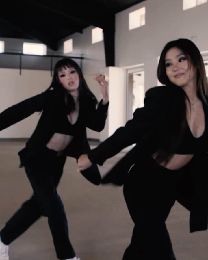 吉原日奈のインスタグラム：「Leave the door open🚪🍷💃🏻🖤」