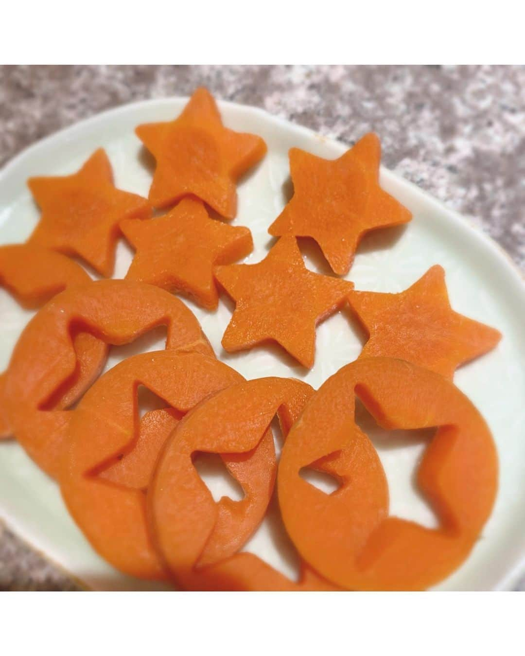 佐々木希さんのインスタグラム写真 - (佐々木希Instagram)「星にするだけで 食べますね🥕 おにぎりの上に置いちゃうという斬新な盛り付けに、自分でしておきながら後で見返してびっくり☺︎笑」3月30日 13時07分 - nozomisasaki_official