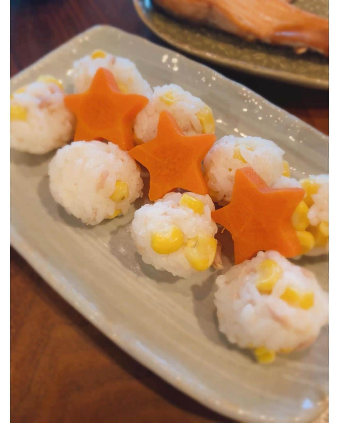 佐々木希さんのインスタグラム写真 - (佐々木希Instagram)「星にするだけで 食べますね🥕 おにぎりの上に置いちゃうという斬新な盛り付けに、自分でしておきながら後で見返してびっくり☺︎笑」3月30日 13時07分 - nozomisasaki_official