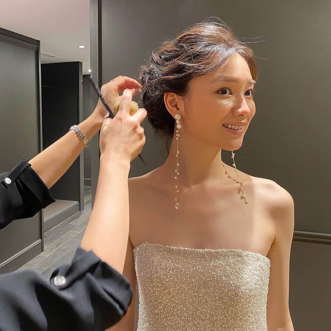 のインスタグラム：「ハツコエンドウの新作ドレスです✨ ドレスもピアスもヘアメイクも 全てが本当に素敵です❣️  こちらのドレスはElla。  このあとも載せていきます☺️❤️ #ハツコエンドウ　#エーバイハツコエンドウ  #ウェディングドレス　#銀座　#花嫁　#プレ花嫁　#hatsukoendo #abyhatsukoendo #ドレス　#結婚式　#結婚式場　#ハツコエンドウブライダル #ウェディングヘア #ウェディングアクセサリー #ウェディングアイテム」