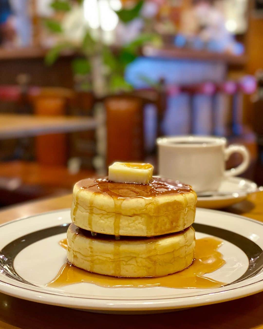 黒田麻理耶さんのインスタグラム写真 - (黒田麻理耶Instagram)「. なんて可愛いフォルムなんだ🥞❤️🥺 . ずーっと前から行きたいと思っていた 大山にある喫茶店「ピノキオ」✨ このホットケーキが食べたくて食べたくて💓 . #ホットケーキ (550円) #ピザトースト (600円) #ナポリタン (650円) . お値段もお手頃でどれも美味しい❣️ というか、なんだか懐かしさを感じるお味🥺 . ホットケーキは外側がカリッと(むしろ固いくらい)、 中はずっしり、私が好きなタイプのやつ🥞💕 メープルシロップひたひたにして最高でした😋❤️ . 昔ながらの喫茶店☕️って感じで、 店主の奥様？が気さくな優しい方で癒されました☺️ . この日は池袋駅から歩いてピノキオに行って🥞 さらにそこから1時間くらい歩いて さやの湯処でお風呂に入って♨️ そしてまた池袋まで歩く…2万歩弱歩いた日でした😂 . #ピノキオ  #大山  #大山カフェ #カフェ  #カフェ巡り  #喫茶店  #喫茶店巡り #純喫茶  #ほっとけーき  #🥞」3月30日 13時34分 - mariya_kuroda