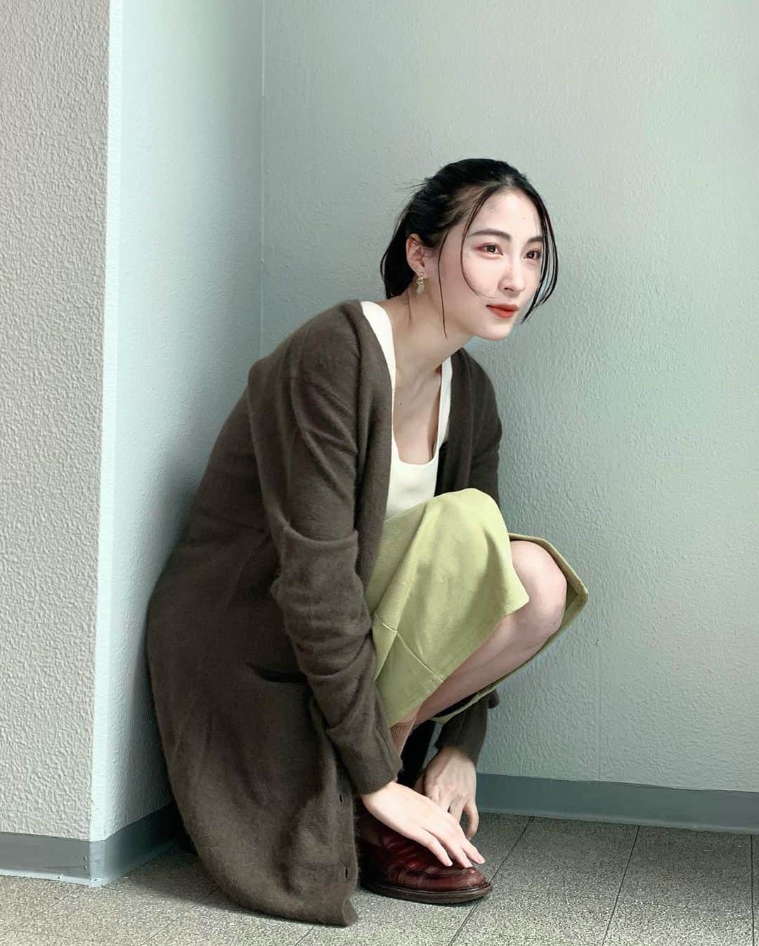 護あさなさんのインスタグラム写真 - (護あさなInstagram)「. 👒春コーデand春メイク🍡  春らしい色合いでコーディネートしてみました。 メイクはオレンジ🍊がメインで軽やかな雰囲気に。アイラインの締め色もオレンジブラウンの色味なのでキツくならないのが良きです☺️🍊 リップも淡いオレンジベージュに中央だけマーマレードのような色を重ねてグラデーションにしてます🍁  春コーデいかがでしょうか？😘  #イベリスピメル #ムースアイシャドウ #リカフロッシュ #キャンメイク #セザンヌ #イエベ秋 #canmake #cezanne #pdc #イニスフリー #innisfree #ピディット #骨格ストレート #骨格ストレートコーデ」3月30日 13時55分 - mamoruasana0504