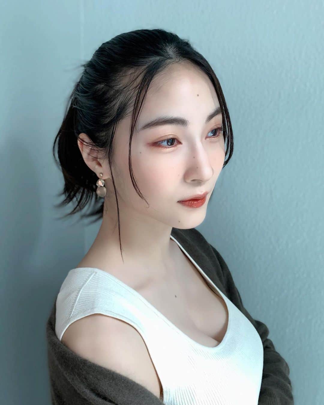 護あさなさんのインスタグラム写真 - (護あさなInstagram)「. 👒春コーデand春メイク🍡  春らしい色合いでコーディネートしてみました。 メイクはオレンジ🍊がメインで軽やかな雰囲気に。アイラインの締め色もオレンジブラウンの色味なのでキツくならないのが良きです☺️🍊 リップも淡いオレンジベージュに中央だけマーマレードのような色を重ねてグラデーションにしてます🍁  春コーデいかがでしょうか？😘  #イベリスピメル #ムースアイシャドウ #リカフロッシュ #キャンメイク #セザンヌ #イエベ秋 #canmake #cezanne #pdc #イニスフリー #innisfree #ピディット #骨格ストレート #骨格ストレートコーデ」3月30日 13時55分 - mamoruasana0504