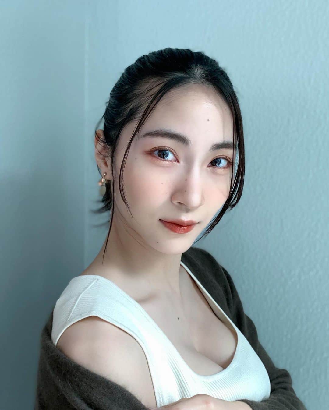 護あさなさんのインスタグラム写真 - (護あさなInstagram)「. 👒春コーデand春メイク🍡  春らしい色合いでコーディネートしてみました。 メイクはオレンジ🍊がメインで軽やかな雰囲気に。アイラインの締め色もオレンジブラウンの色味なのでキツくならないのが良きです☺️🍊 リップも淡いオレンジベージュに中央だけマーマレードのような色を重ねてグラデーションにしてます🍁  春コーデいかがでしょうか？😘  #イベリスピメル #ムースアイシャドウ #リカフロッシュ #キャンメイク #セザンヌ #イエベ秋 #canmake #cezanne #pdc #イニスフリー #innisfree #ピディット #骨格ストレート #骨格ストレートコーデ」3月30日 13時55分 - mamoruasana0504