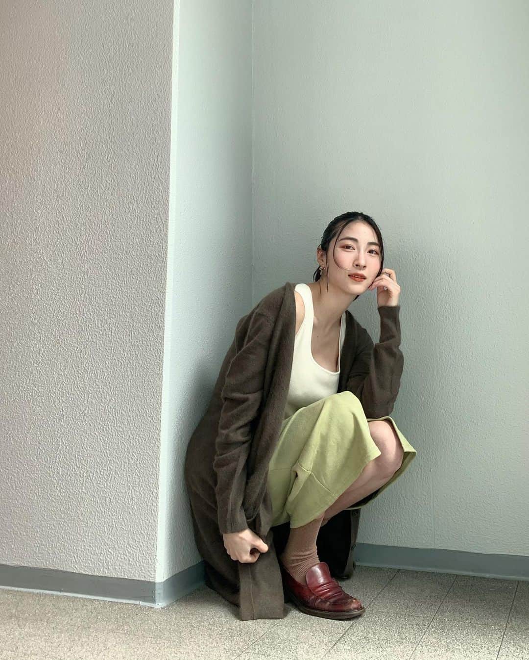 護あさなさんのインスタグラム写真 - (護あさなInstagram)「. 👒春コーデand春メイク🍡  春らしい色合いでコーディネートしてみました。 メイクはオレンジ🍊がメインで軽やかな雰囲気に。アイラインの締め色もオレンジブラウンの色味なのでキツくならないのが良きです☺️🍊 リップも淡いオレンジベージュに中央だけマーマレードのような色を重ねてグラデーションにしてます🍁  春コーデいかがでしょうか？😘  #イベリスピメル #ムースアイシャドウ #リカフロッシュ #キャンメイク #セザンヌ #イエベ秋 #canmake #cezanne #pdc #イニスフリー #innisfree #ピディット #骨格ストレート #骨格ストレートコーデ」3月30日 13時55分 - mamoruasana0504