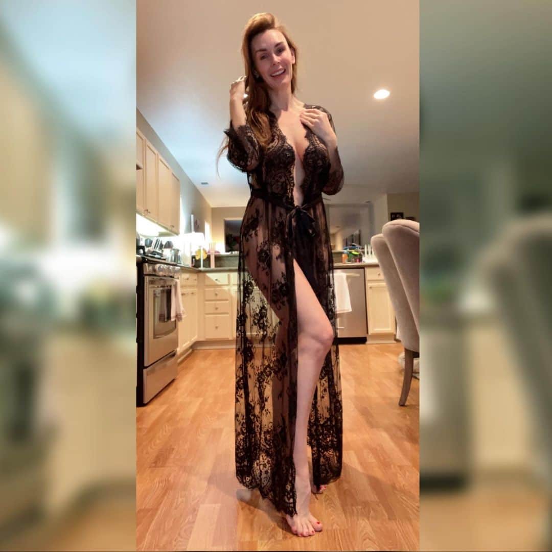 ターニャ・テイトのインスタグラム：「Do you wear a robe around the house ? ⁠ ⁠ Love this #HoneyBirdette robe 🥰 ⁠ ⁠ ⁠ TellMe👆」