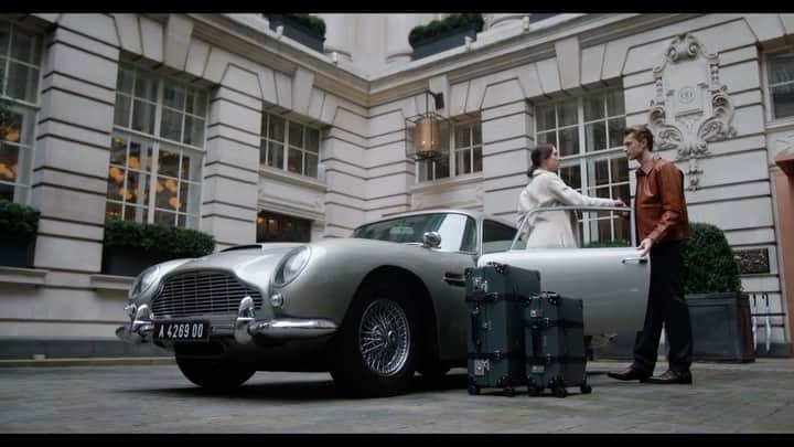 WATCHMANIAのインスタグラム：「Although i’n not going anywhere soon, desperately need this @globe_trotter1897 X @007  suitcase collection for No Time To Die. Carry-on 4 wheels (small one) is £ 1.905 and Large Check-in 4 wheels (big one)  one is £ 2.220   #globetrotter1897 #jamesbond #007 #notimetodie #globetrotterluggage #globetrotterfor007」