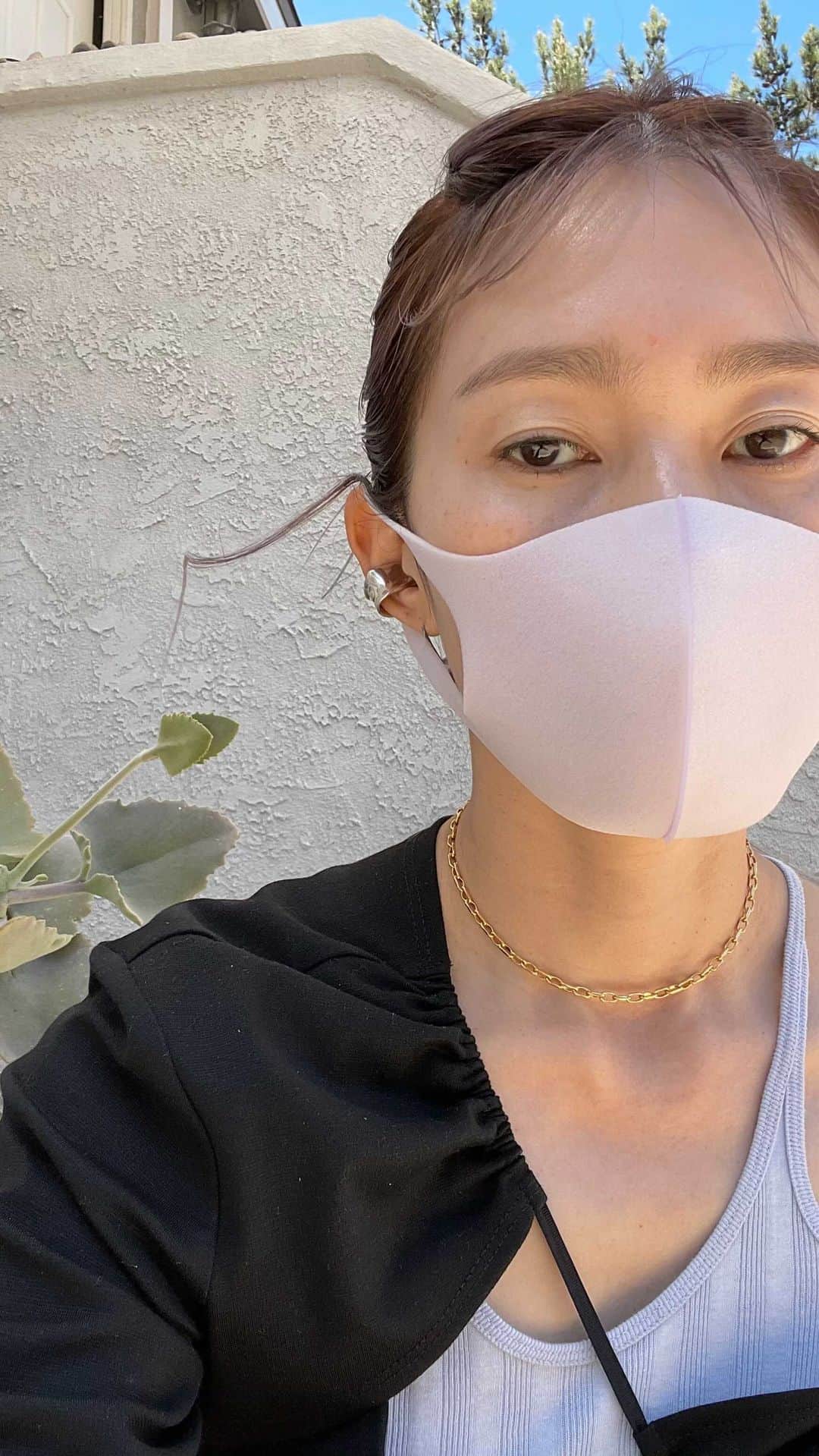 三苫愛のインスタグラム：「マスクでやぼったくならないヘアアレンジ。 ポイントは髪の毛の艶、後れ毛の出し方アップにしてスッキリ見せること。 メイクバージョンもまたアップします➰➰」