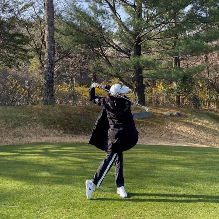 チョン・ジユのインスタグラム：「6:50분에 예약하고 도망간 @yeonjung_16  찾습니다. #8번홀인데_패딩을못벗어」