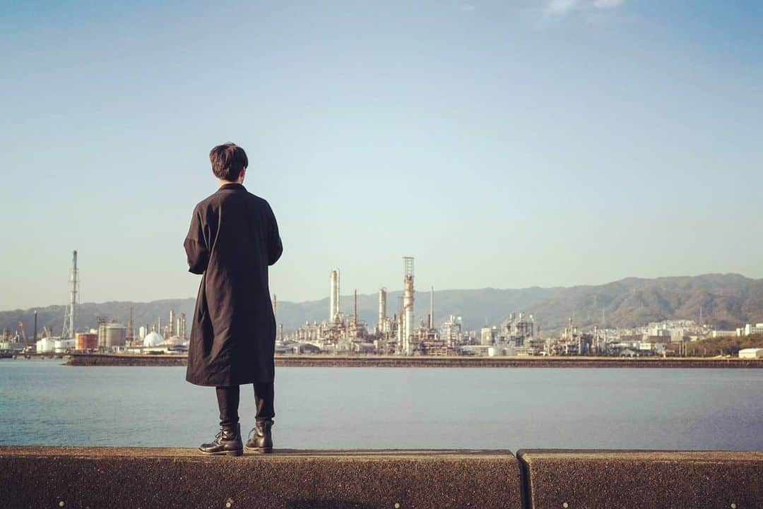 西野亮廣さんのインスタグラム写真 - (西野亮廣Instagram)「昨日、久しぶりに『映画 えんとつ町のプペル』を観に行ったんです。 最近、本当に忙しかったので、たぶん１ヶ月ぶりぐらい。  映画って、上映期間が決まっているわけじゃないんです。 劇場さんが「まだやろう！」と判断してくださったら、続くんです。  とはいえ、「上映期間はなんとなくこれぐらいだよね」というのが公開前には伝えられていて、プペルは当初「１ヶ月ぐらい」という話でした。  「１ヶ月上映してみて、まだお客さんが来てくださっていたら、ちょっと上映期間を延長することもあるかも……」ぐらいの感じです。  ２０２０年の１２月２５日に公開されたので、今年の１月末が「上映終了」の目処だったんです。  ところが、本当にありがたいことに、公開から１ヶ月が経っても、二ヶ月が経っても、三ヶ月が経っても観に来てくださる方がいて……いくつかの劇場は、今も上映してくださっています。  昨日は渋谷のど真ん中にある『渋谷HUMAXシネマ』さんに行ったんですが、劇場の入口でプペルのポスターを見たときに、そのポスターがちょっとくたびれてて、「ここで三ヶ月間、雨の日も風の日も毎日流してくださっていたんだなぁ」と思ったら、なんか僕、泣きそうになっちゃって(笑)  「自分が映画を作るまでは思わなかったけど、自分が映画を作ってからは毎回思うこと」があって、それというのは…「作り手がどれだけ一生懸命作っても、映画館が無かったら、映画は届けられない」ということです。  コロナで大変な中、映画館を守り続けてくださったことに感謝だし、そして、ポスターがくたびれるまで『えんとつ町のプペル』を流してくださったことに感謝です。  『渋谷HUMAXシネマ』さんは中に入ると、手作りのプペルコーナーがあるんですけど、昨日はそのイチイチが愛おしくてたまりませんでした。  で、この気持ちはキチンと伝えようと思って、劇場のスタッフさんに「こんなに長い間、プペルを流してくださって本当にありがとうございます」と御礼を伝えたところ、「来週もやりますよ〜」と笑顔で返ってきて、「なんか、僕にできることがないかなぁ」と思って、微力ながら、こうして劇場さんの宣伝をさせていただいております。  『渋谷HUMAXシネマ』さんでは、４月８日まで上映されているそうなので、「まだ観ていない」という方や、「最後にもう一度、観ておきたい」という方は、是非、足をお運びください。  そして、全国でも、上映してくださっている劇場さんがまだまだありますので、一度、近くの劇場のスケジュールをご確認ください。  そして…  インスタグラムの方に写真をアップさせていただきましたが、先日、台湾で『映画 えんとつ町のプペル』の先行上映会ありました。     会場に行けない僕のかわりに、三原ジャパンさんが会場を盛り上げてくださって、本当に感謝です。  台湾の公開は４月１日からで、今夜もイベントがあり、僕は自宅から配信で参加させていただきます。  『映画 えんとつ町のプペル』の台湾公開は４月１日からです。宜しくお願いします。     今、『映画 えんとつ町のプペル』って、どれぐらいの方が観てくださっているんですかね？  ちょっと正確な数字は分かりませんが、たぶん１８０万人ぐらいだと思います。  興行収入でいうと２５億円とか？　  ちょっと分かりません。誰か調べてください。  いずれにせよ、たくさんの方に観ていただいて、応援していただいています。  町を歩いていても、「プペル観ましたよ〜」と普通に声をかけていただけるんです。  で、ここから台湾の公開があって、韓国の公開があって…その後も、いろんな国で続いていきます。     今、思うのは、「もう後戻りできない」ということです。  　  「次回作は？」とたくさん聞かれるし、次回作を作ったら作ったで、またそこでは、純粋な「感想」だけではなく、「数字」で残酷に評価されてしまう勝負が始まる。  そこで負けたら終わりだし、勝ったら勝ったで、また恐怖が始まる。  ホント、厄介なところに首を突っ込んじゃったなぁと思います。  「じゃあ、その戦いから降りればいいじゃないか？」とも思うのですが、降りたら降りたで、きっと、しばらくしたら、その戦いを続けている人が羨ましく見えてくると思うんです。  僕は、表現活動の世界に２０年ぐらいいるのですが、責任の所在をボカせる仕事ってあるんです。  その仕事がコケても、自分に火の粉は降ってこないような。  ところが、今、自分が選んでやっているのは、それではなくて、コケたら全部僕のせいになる仕事ばかり。  知らない景色を見たい感情は抑えられないんです。  しかし一方で、華麗に乗り切れる器用さなんて持ち合わせていないから、毎夜毎夜「あ〜、死んだ」と頭を抱えています。  挑戦の規模が大きくなると、失敗の規模も大きくなるんで、僕らは常に、全てを失うリスクを纏っています。  時々、テレビやYouTubeに人生アガった（ゴールした）感じの人が登場しますが、自分があそこに行くイメージが全く想像つかない。  もし、「俺の人生、全然、アガリにならねぇなぁ」と思っている方がいらっしゃったら、僕も同じなので、お互い頑張っていきましょう！」3月30日 8時45分 - japanesehandsome