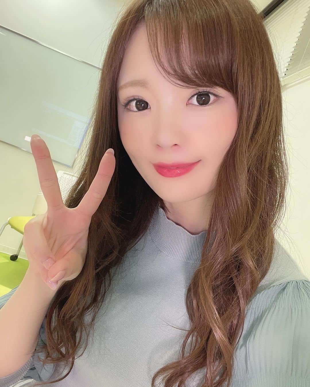 のインスタグラム：「✌🏻🤍」