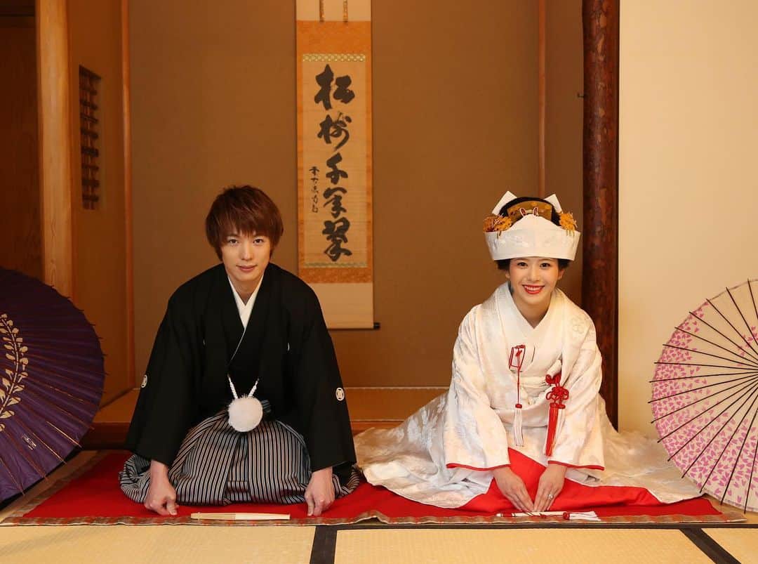 のインスタグラム：「【#プレ花嫁日記】 #白無垢前撮り 編  定番のこのポーズでも撮りたかった！  インビザライン矯正してるんですけど、しっかり固定するためにアタッチメントという突起物がついていて、 撮影の時はマウスピースを外したんですけど、突起物だけ残ったので夫に「歯石ついてない？」とか言われましたw  なのでドレスの前撮りと結婚式の時は突起物も一旦外してもらうことにしました。笑  歯と同じ色の突起物だけど、やはりわかるか〜😂  #ブライダル　#結婚　#結婚式　#ウェディング　#bridal #wedding #入籍　#婚約　#プレ花嫁　#花嫁　#新婦　#夫婦  #前撮り　#wedding photo #和装　 #白無垢　#角隠し #フリーアナウンサー　#玉木碧」
