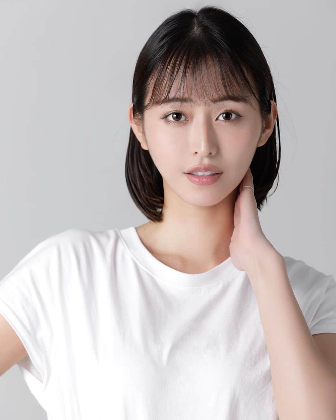 のインスタグラム：「《ご報告》  この度、 私、天野ちよは 2年間お世話になった事務所を辞めさせていただきフリーになって新たなスタートを迎えることとなりました！  レースクイーンの引退と一緒に フリーになる事も前々から決めていたことなのですが、 時期をずらしてのご報告とさせて頂きました！  とてもアットホームな事務所で 新しい事に挑戦したり、 おもしろいなと思う事をやってみる所が私と合ってるなと思いました！  そして、 色んな事を教えて貰ったり、 色んな経験をさせて頂きました。  怒られる事も沢山ありました(笑) ごめんなさい🙇🏼‍♀️  ズバズバ言われても不思議と嫌な気持ちにならなくて 大人になってダメなところをちゃんと叱ってもらえて 気づかされる事はなかなか無いので とても有難いなと思いました😭  撮影会の時に時間通りに準備が終わらなかった時があって、どうして平気でそんな事が会いに来てくれているファンの人達に出来るの？  と言われた時は反省と同時に  あーちゃんとファンの人の事も考えてくれてるんだな、素敵だなと思いました！  辛い事があった時や悩んでる時は 大丈夫？と心配してくれたり、  沢山相談にのってくれて、 的確なアドバイスをくれました。 とてもいい人に出会えたなっと思っています！  私の夢や やりたい事について 一緒になって考えてくれた事もすごく嬉しかったです！  2年と短い間でしたが お世話になりました！  おかげで、 自分なりにですが成長する事ができたと思っています。  とても楽しい時間を過ごせました✨ ありがとうございます！  これから沢山若くて夢をもった子達が 新たに事務所に入って盛り上げてくれるといいなと思っています🥰  今後の活動の お仕事依頼はInstagramのDMか、  こちらのメールアドレスによろしくお願い致します！  💌( el.mundo.mar.sol.nail@gmail.com)  フリーになって 新たにやりたいなと思っている事も沢山あるので、 1つ1つ実現していけたらいいなと思っています⌣̈⃝ ♡   事務所は辞めてしまいますが これからも事務所の方や、モデルの子達とお仕事で関わる事が出来るといいなと思っています！  今後も天野ちよ、Aimyの応援よろしくお願い致します🧚‍♂️  天野ちよ」