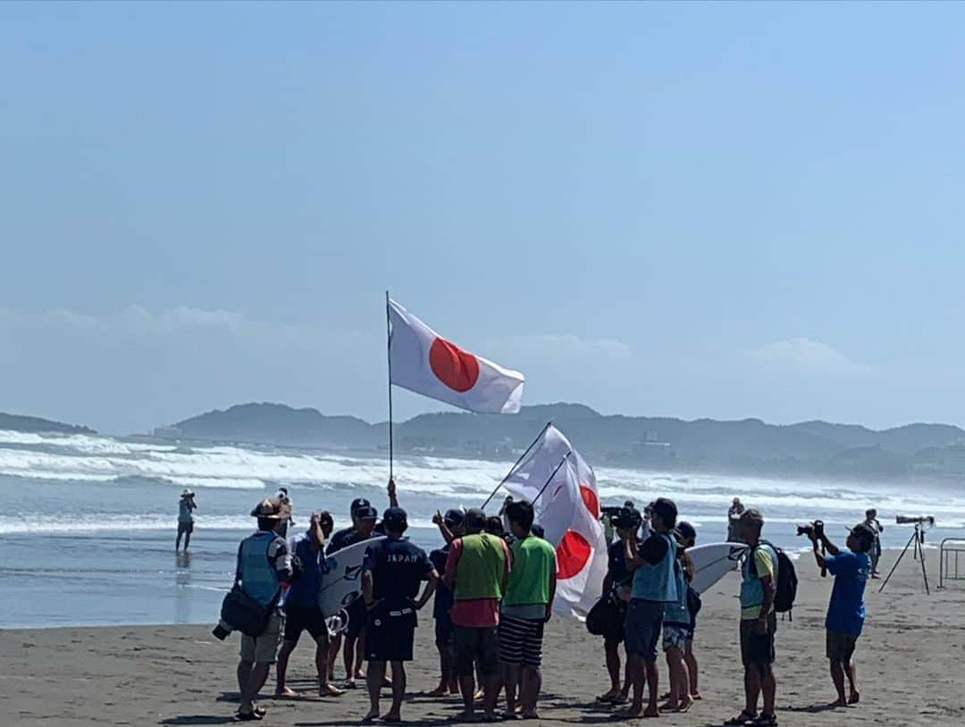 松田丈志さんのインスタグラム写真 - (松田丈志Instagram)「この度日本サーフィン連盟の理事に就任する事になりました。 これまで2017 ISA World Junior Surfing Championship. 2019 ISA World Surfing Games.に大会アンバサダーとして関わらせて頂き、日本代表（波乗りジャパン）の選手やスタッフの方々ともコミュニケーションを取らせて頂いて来ました。 また、スポーツ庁により策定されたガバナンスコードに則った日本サーフィン連盟の組織改革の流れもありお声掛けを頂きました。 私自身、スポーツ団体の理事は初めての経験で、しかも自分の出身競技ではない所からのスタートとなりましたが、レジャーからスタートしたサーフィンがオリンピック種目になり、スポーツとしてのサーフィンが今後どの様な発展を遂げ、そこに自分がどれだけ貢献できるかチャレンジしてみたい。そして、スポーツ団体の組織運営を学び、今後のスポーツ界や私のルーツである水泳界にも貢献していける人材になりたい。そう思ってお受けしました。 また、私がこれまで行って来たビーチクリーン活動との親和性も感じています。「海」という自然を舞台にするサーフィンです。 自然や海という地球環境に対するリスペクトを持ちながら活動し、水泳と同じ「水」をフィールドとしたスポーツとして共に発展して行けたら嬉しいです。  覚悟を持って、パドルアウトしていきます😆🏄‍♂️🏊‍♀️  ※サーフィンは初心者です。笑」3月30日 10時14分 - tkc001