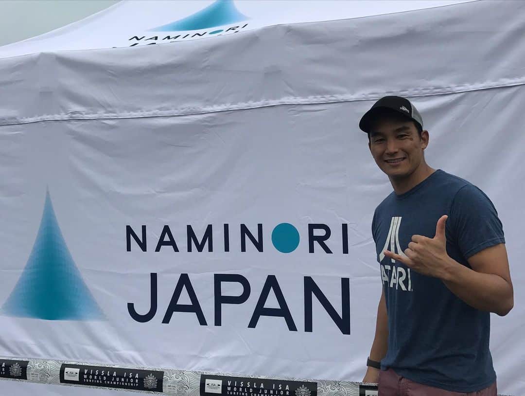 松田丈志さんのインスタグラム写真 - (松田丈志Instagram)「この度日本サーフィン連盟の理事に就任する事になりました。 これまで2017 ISA World Junior Surfing Championship. 2019 ISA World Surfing Games.に大会アンバサダーとして関わらせて頂き、日本代表（波乗りジャパン）の選手やスタッフの方々ともコミュニケーションを取らせて頂いて来ました。 また、スポーツ庁により策定されたガバナンスコードに則った日本サーフィン連盟の組織改革の流れもありお声掛けを頂きました。 私自身、スポーツ団体の理事は初めての経験で、しかも自分の出身競技ではない所からのスタートとなりましたが、レジャーからスタートしたサーフィンがオリンピック種目になり、スポーツとしてのサーフィンが今後どの様な発展を遂げ、そこに自分がどれだけ貢献できるかチャレンジしてみたい。そして、スポーツ団体の組織運営を学び、今後のスポーツ界や私のルーツである水泳界にも貢献していける人材になりたい。そう思ってお受けしました。 また、私がこれまで行って来たビーチクリーン活動との親和性も感じています。「海」という自然を舞台にするサーフィンです。 自然や海という地球環境に対するリスペクトを持ちながら活動し、水泳と同じ「水」をフィールドとしたスポーツとして共に発展して行けたら嬉しいです。  覚悟を持って、パドルアウトしていきます😆🏄‍♂️🏊‍♀️  ※サーフィンは初心者です。笑」3月30日 10時14分 - tkc001