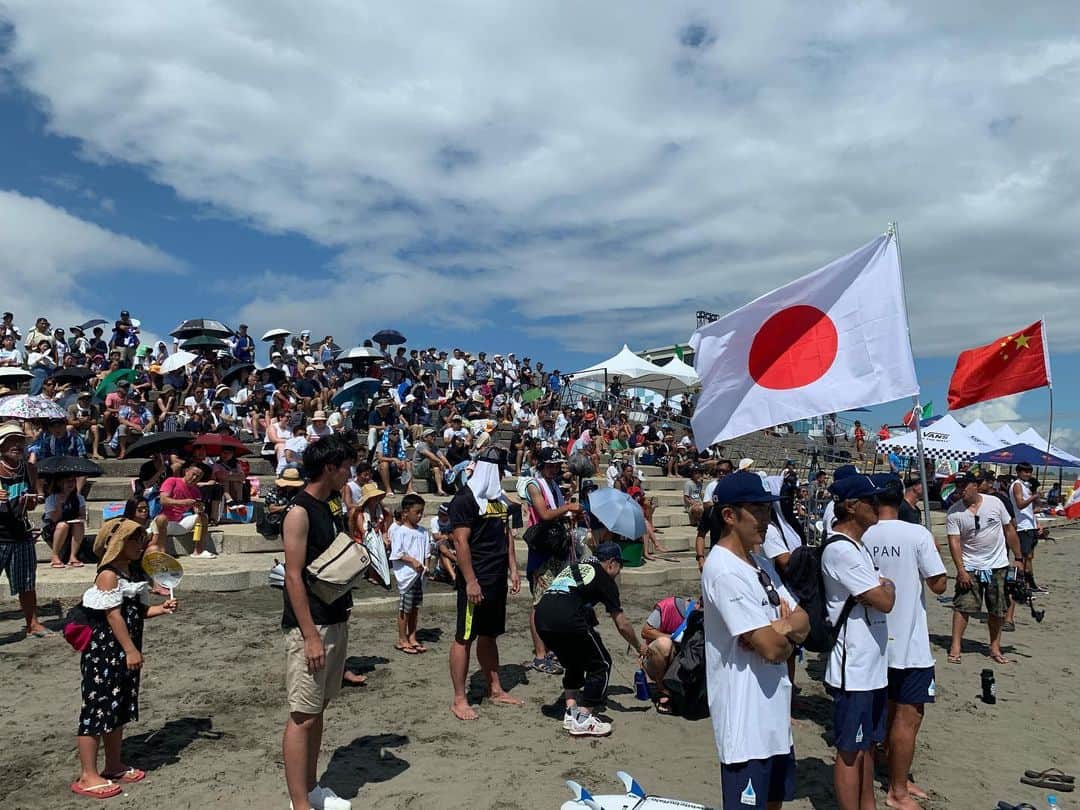 松田丈志のインスタグラム：「この度日本サーフィン連盟の理事に就任する事になりました。 これまで2017 ISA World Junior Surfing Championship. 2019 ISA World Surfing Games.に大会アンバサダーとして関わらせて頂き、日本代表（波乗りジャパン）の選手やスタッフの方々ともコミュニケーションを取らせて頂いて来ました。 また、スポーツ庁により策定されたガバナンスコードに則った日本サーフィン連盟の組織改革の流れもありお声掛けを頂きました。 私自身、スポーツ団体の理事は初めての経験で、しかも自分の出身競技ではない所からのスタートとなりましたが、レジャーからスタートしたサーフィンがオリンピック種目になり、スポーツとしてのサーフィンが今後どの様な発展を遂げ、そこに自分がどれだけ貢献できるかチャレンジしてみたい。そして、スポーツ団体の組織運営を学び、今後のスポーツ界や私のルーツである水泳界にも貢献していける人材になりたい。そう思ってお受けしました。 また、私がこれまで行って来たビーチクリーン活動との親和性も感じています。「海」という自然を舞台にするサーフィンです。 自然や海という地球環境に対するリスペクトを持ちながら活動し、水泳と同じ「水」をフィールドとしたスポーツとして共に発展して行けたら嬉しいです。  覚悟を持って、パドルアウトしていきます😆🏄‍♂️🏊‍♀️  ※サーフィンは初心者です。笑」