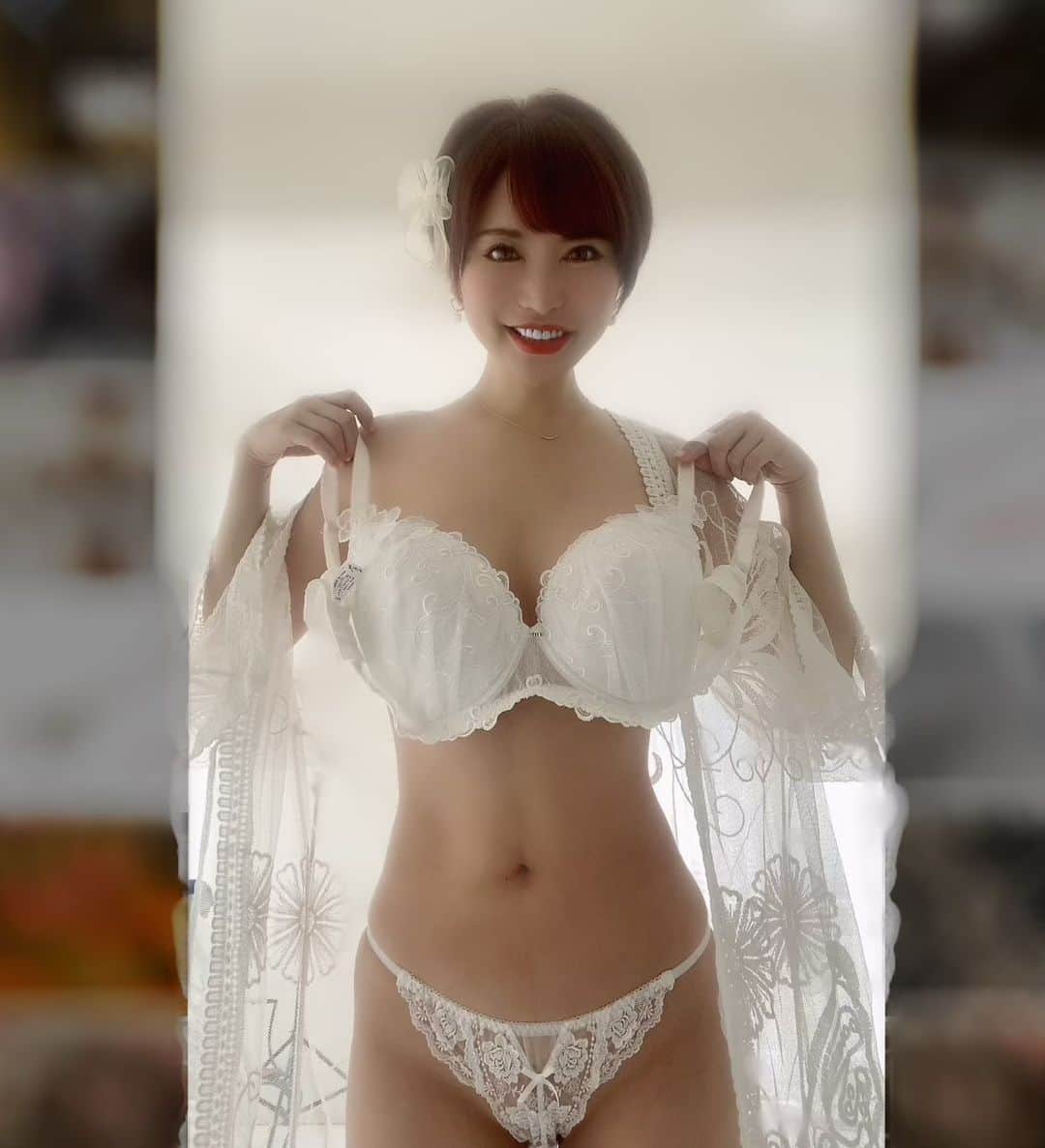 里美ゆりあのインスタグラム：「この大きなブラは誰のでしょう😉  #ブラジャー #ホワイト #ランジェリー #母性 #聖母 #i #big #white  #lingerie #sexy #movie #里美ゆりあ」