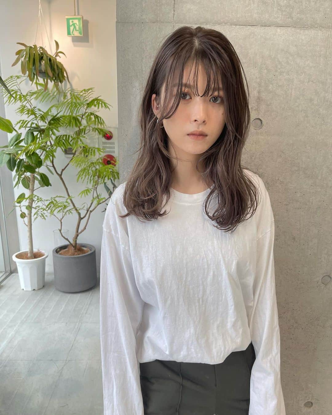 のインスタグラム：「@fumika_baba  cut color✨ ラベンダーグレージュで艶感のあるシースルーカラーに✌🏻 #馬場ふみか」