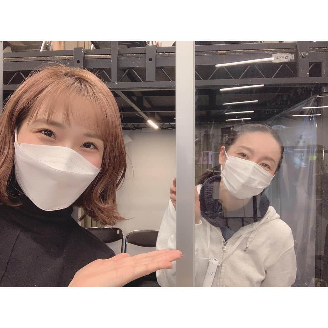 蘭乃はなさんのインスタグラム写真 - (蘭乃はなInstagram)「#ガラコンの息子さん  月影瞳さんです！ グンさんの子ルドルフ…可愛い…ちいさい…かわいい…当時と変わらなすぎる…！  本番ではお会いできないので、お稽古場でご一緒できて、やったー！って感じです。  実はわたし、宝塚に入る前にグンさんにお会いしてるんです。 しかも、その時の事をグンさんも覚えていてくださっていて本当に嬉しい！  パーテーション越しに写真に収まってくださいました♡  #宝塚  #エリザベートガラコンサート2021   #月影瞳 さん  #かわいいは正義」3月30日 10時58分 - rannohana_official