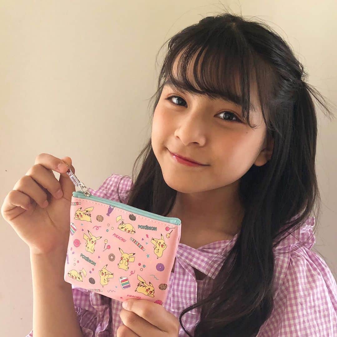 ニコ☆プチのインスタグラム：「みんな春休み楽しんでる？😊 おでかけのおともにニコ⭐︎プチ4月号のふろく、ティッシュポーチが欠かせない😤🌸  .  4月号のふろくはポケットティッシュケースとポーチが一緒になってめっちゃ便利なので紹介します❗️ 私は花粉症がひどいのでティッシュケースに付いてるポーチには目薬とお薬を入れて持ち歩いてます❗️こんなの欲しかったからめっちゃうれしい😆そしてチャックのところが『ニコ☆プチ』のロゴになってるんだよー♡みんなもどんな使い方してるか教えてね♫  .  #ニコプチ #ニコプチふろく #プチモのふろくの使い方  #ニコプチふろくのある生活  #ポケモン #ピカチュウ #ふろく #有坂心花」
