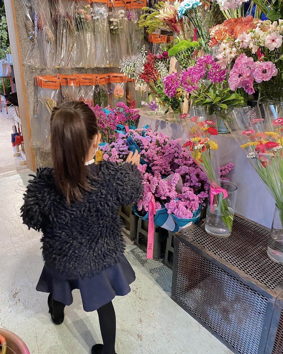 翁安芸さんのインスタグラム写真 - (翁安芸Instagram)「週末の朝。雨の中お花屋さんへ💓  娘が選んだお花でブーケを作ってもらいました💐✨  #flowershop #colorful」3月30日 11時04分 - akinyc