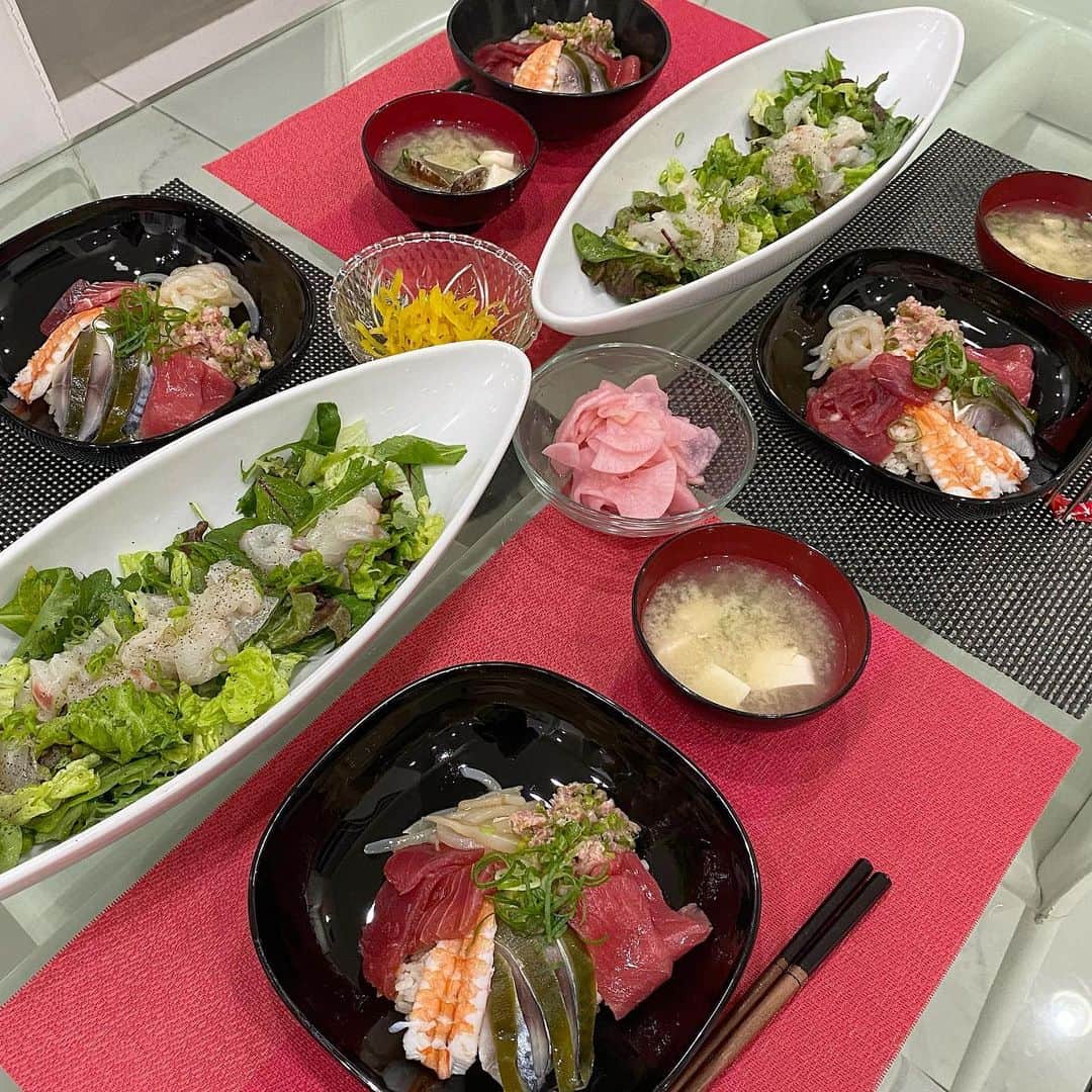 麻美さんのインスタグラム写真 - (麻美Instagram)「娘達のお泊まり会 ． 海鮮丼と鯛のサラダ🥗 あさりのお味噌汁 ． 美味しいと口いっぱいに 頬張って食べてるの見ると 幸せ💓 ． また遊びに来てね💓 ． #娘達のご飯」3月30日 11時17分 - mami0s