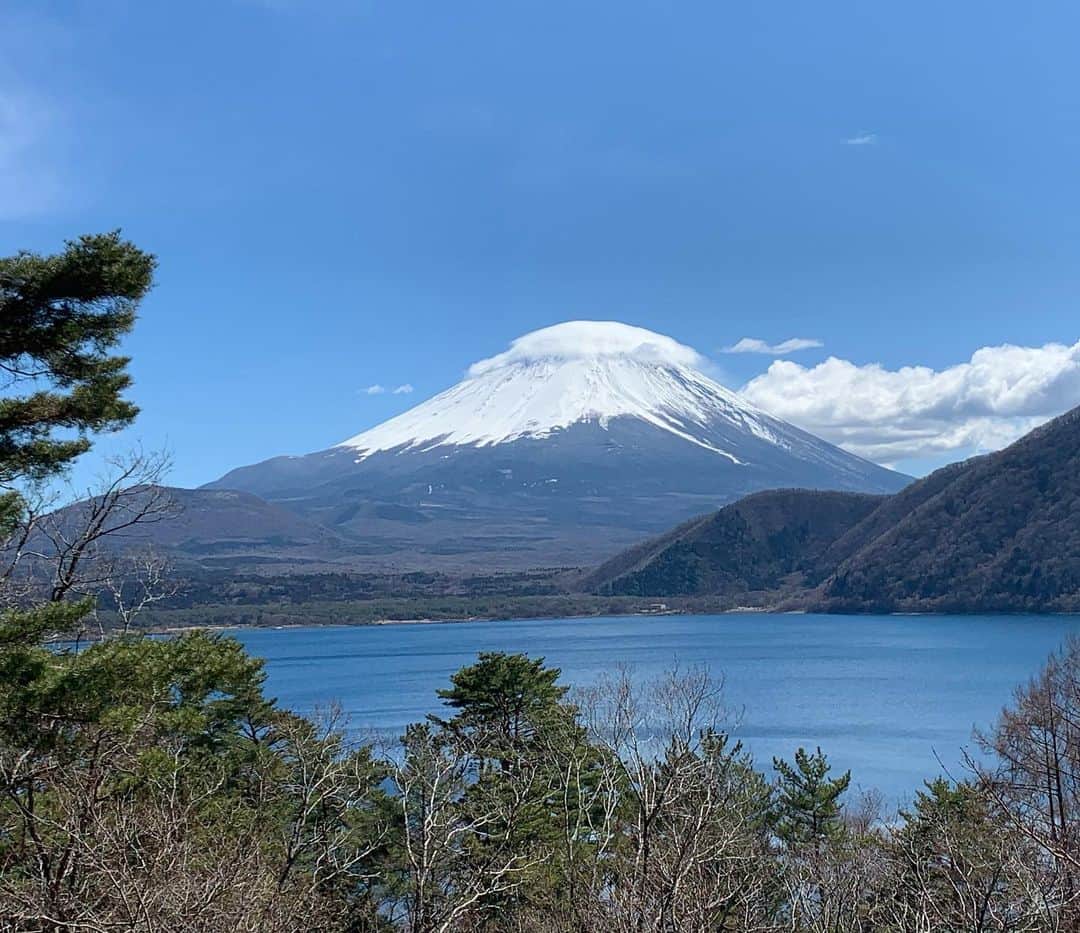 花田美恵子さんのインスタグラム写真 - (花田美恵子Instagram)「最近ネイチャートリップにハマってるというお友達に 東京から日帰りで行けるキャンプ場に連れて行ってもらいました🚙  都心から毎日遠〜く、微か〜に見える富士山が目の前にドーン🗻  ここ、本栖湖の辺りにも たくさんの人が 都心から離れ ソーシャルディスタンスを保ちながら 自分時間を楽しんでいました  2枚目の場所から見える富士山が 千円札の裏に描かれてます  新鮮な空気に包まれて、すごく良い気分転換になりました😊  #tokyolife #naturetrip #solocamping #mtfuji #freshair #deepbreath #refreshing #camp #ネイチャートリップ #富士山 #キャンプ」3月30日 12時01分 - hawaiimieko