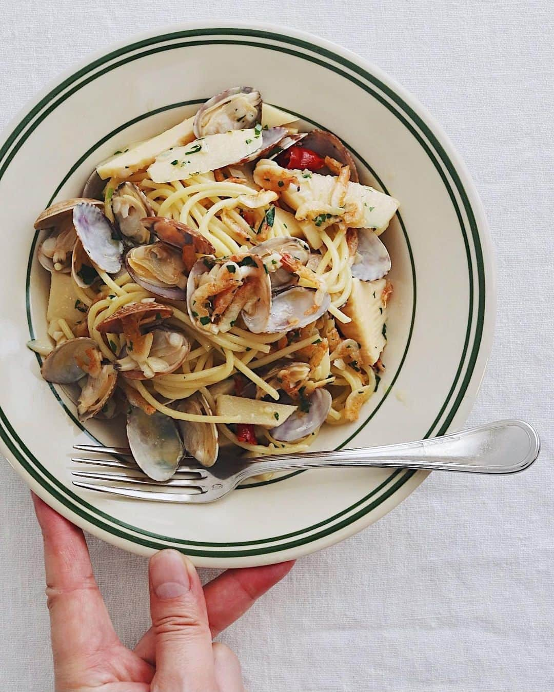 樋口正樹さんのインスタグラム写真 - (樋口正樹Instagram)「spaghetti alle vongole . お昼にボンゴレパスタで、 アサリ、桜えび、三つ葉、 たけのこを加えて作った 春の風味たっぷりの一皿😋 . レシピは健斗さんのです。 動画もあがってますので、 ぜひぜひぜひお試しアレ。 こちら👉@kentwits . . . #ケントズキッチン #春パスタ #ボンゴレ #ボンゴレビアンコ #あさり #桜海老 #たけのこパスタ #スパゲッティ #国産たけのこごはん #北野エース #リビー #ヴィセロイ #spaghettiallevongole #instapasta #pastalover #lovepasta #pastaitaliana #kitanoace」3月30日 12時11分 - higuccini