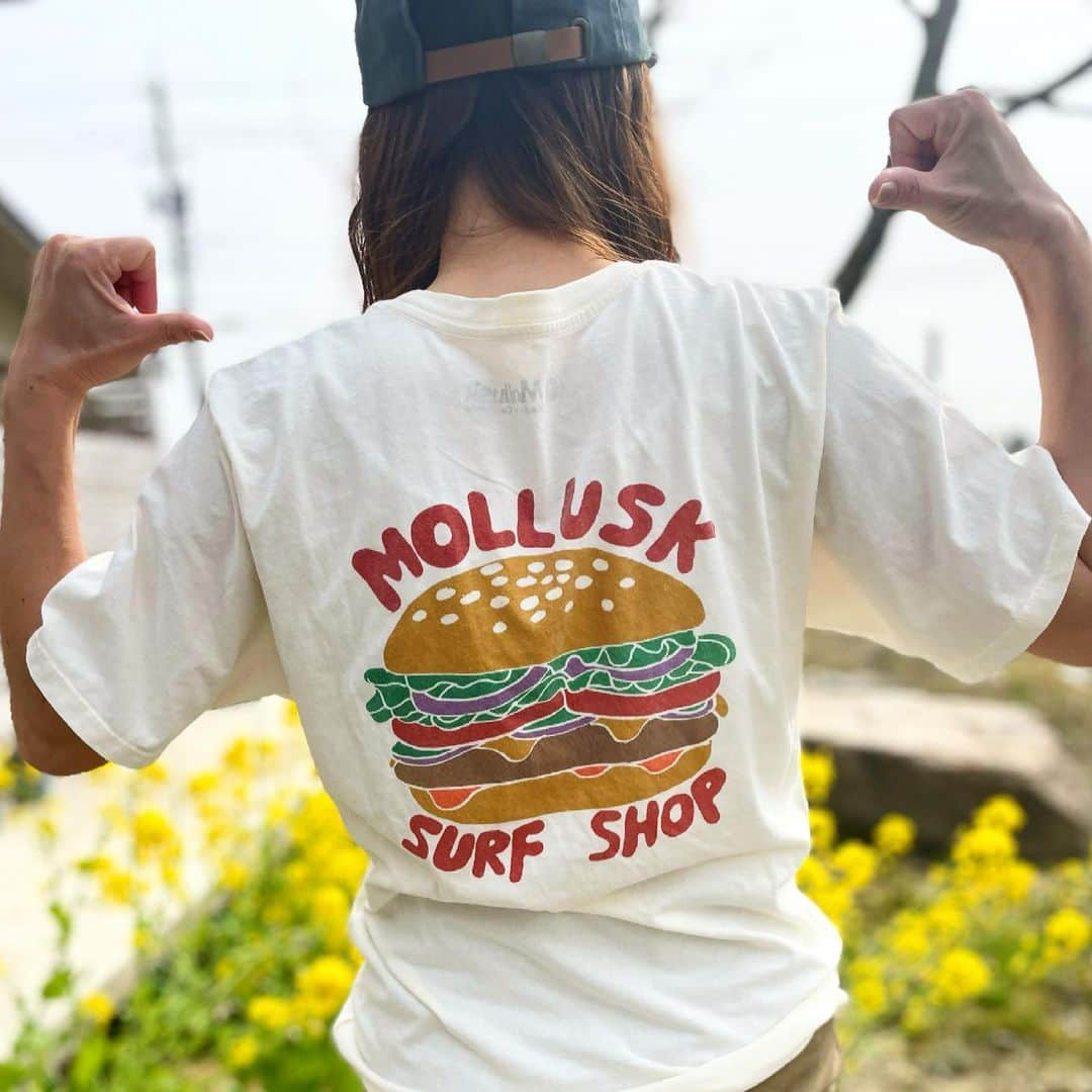 SUNDAY MOUNTAINさんのインスタグラム写真 - (SUNDAY MOUNTAINInstagram)「【Mollusk モラスクtee入荷♪🍔👍】  当社スタッフの旅好きが高じてこのブランドに出会えたMollusk！ 商品をオフィシャルに買い付けている程、 当店が自慢の好きなブランドです♡  当社スタッフの旅好きが高じてこのブランドに出会えたことは今でも良き思い出です。 製品を通してサンフランシスコやMolluskブランドのカルチャーやトレンドを感じて頂ければと思います  今季は 親子で familyで カップルで お揃いコーデができる様、 kidsも入荷してます♫  ●大きなハンバーガープリントが可愛いコットン100%のTシャツは キャンプにもおすすめ🏕  こちらら子供用もあり、親子でペアルックコーデが楽しめます。  ■ブランド名：Mollusk ■商品名：チーズバーガーTee ■商品型番：MS1968 ■カラー：アンティークホワイト【MS1968-ATW】 ■サイズ：S,M,L ■素材：綿100％ ■重量：ー  Mollusk Surfとは  Mollusk Surfはサンフランシスコ オーシャンビーチのサーフィンを愛する人たちの為に、 創造的なスペースとして2005年に誕生したお店です。  Molluskはビジュアルアーティスト、ミュージシャン、ハンドクラフト職人など長年にわたり 文化的に交わりブランドが立ち上げっていきました。 ゆえに、サーフィン、アート、クラフト、音楽、映画、ビジュアルメディアを融合したブランドと言えます。  2005年にサーファーであり、ペイントアーテイストであるジョン・マッキャンブリッジ氏が、 サンフランシスコに店を開いたのがこのブランドのルーツ。 カリフォルニアを代表するサーフショップとして、世界のBEST 22 Surf Shopに選ばれています。  SUNDAY MOUNTAIN ■THE GATE by SUNDAY MOUNTAIN 福井県福井市定正町1216 TEL 0776-97-8848 * 営業時間：11:00~19:00(水曜定休） ＝＝＝＝ * #THEGATEbySUNDAYMOUNTAIN #THEGATE_CAMP  #sundaymountain #サンデーマウンテン #アウトドア #アウトドアショップ #アウトドアファッション #キャンプ #キャンプギア #ハイキング #福井  #Tシャツ #モラスク #Mollusk #アウトドア女子 #アウトドア男子 #アウトドア好きな人と繋がりたい  #キャンプ好きな人と繋がりたい  #Spring #camp #outdoor #ハンバーガー #親子コーデ #お揃いコーデ #キッズ」3月30日 12時32分 - sundaymountain