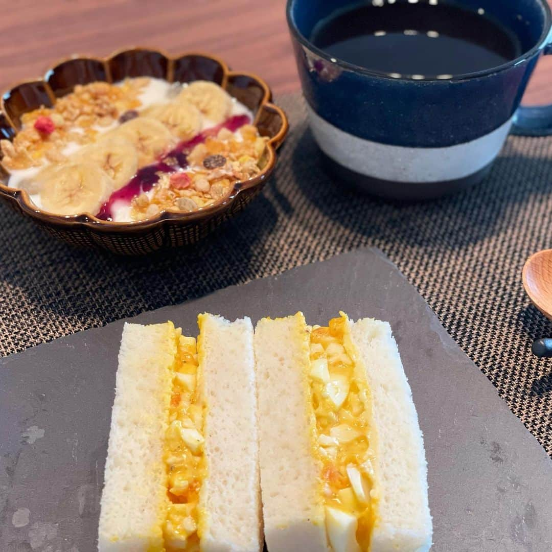 真飛聖さんのインスタグラム写真 - (真飛聖Instagram)「☺︎まとぶ飯☺︎  たまごサンド。  〜こちら、榎本美沙さんのレシピです〜 ポイントは 『からしバター』だそうです。 たまご、マヨネーズの まろやかさの中に からしが入ると、ピリーっとして とっても 美味しいです✨  ヨーグルト。 〜だいたい、 バナナ、ブルーベリーソース、蜂蜜、 グラノーラをかけて 食べます〜  #榎本美沙 さん @misa_enomoto  #まとぶ飯」3月30日 12時34分 - sei_matobu