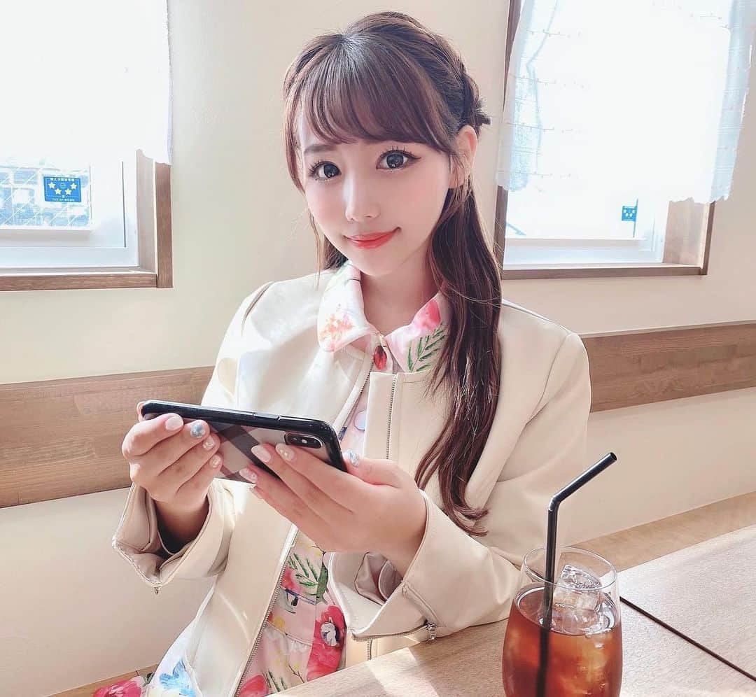 加藤里奈さんのインスタグラム写真 - (加藤里奈Instagram)「⋆ ゆったりカフェタイム☕️  《 SoftBank 5G LAB 》で サカナクションのライブ映像をみたり、 キャラクターの映像みて癒されたりしてる🥺❤︎  CMをみて既にアプリダウンロードしてる方もいるかな？💭 SoftBank 5G LABとは、 5G時代ならではの臨場感あふれる視聴体験を 実現するコンテンツ配信サービスなんです❤︎  AR SQUARE、VR SQUARE、FR SQUARE、 GAME SQUAREの4つのサービスをスマホ等で楽しめます😊  〻VR SQUARE スポーツやコンサート、舞台のVR映像を ライブ・オンデマンド配信で楽しめます❤︎  〻AR SQUARE タレントやキャラクターと一緒に撮影ができます❤︎ 写真を投稿することもできるみたい💭  〻FR SQUARE 音楽LIVE・ダンス・スポーツなどを 色々な視点から視聴できたり、 見たい人にフォーカスして映してくれるカメラなど、 機能がたくさんなんです❤︎  私が今回使用したのは、FR SQUAREていうアプリなんだけど、 サカナクションのライブをいろんな視点から観ることができて、 実際にライブに参加してるくらいの躍動感があって 楽しめたよ〜😚  他にもいろんな映像が楽しめるみたいなので 是非みてみてね🤍  ︎#PR #5GLAB #サカナクション #FRSQUARE」3月30日 12時38分 - katoco0326