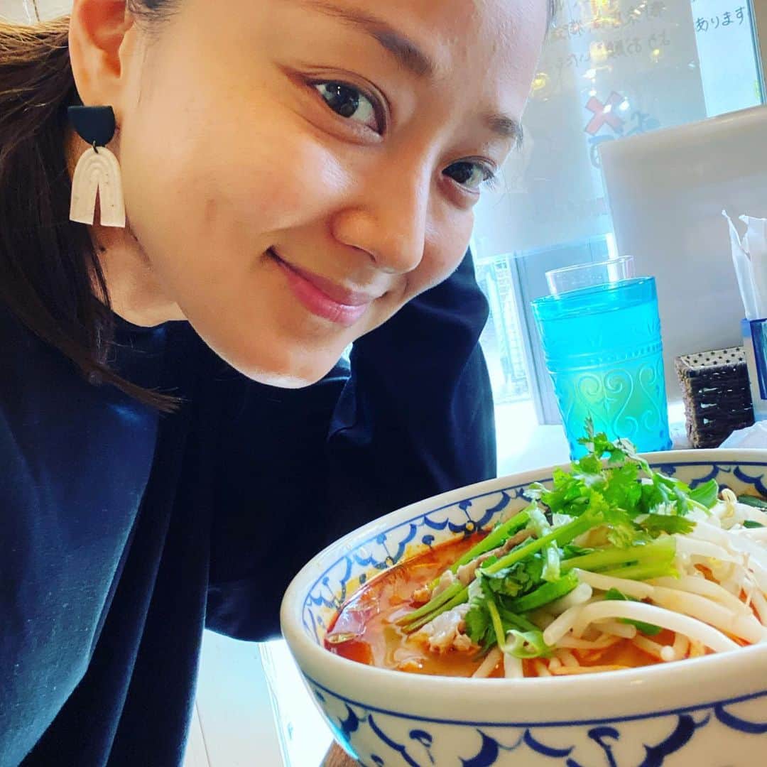 中越典子さんのインスタグラム写真 - (中越典子Instagram)「タイ🇹🇭料理を食べました。 トムヤムクンラーメンのちょっと辛いもの。 色々な国の料理をいただくのは楽しいんだよねぇ  今日もおつかれさまでした😴 お休みなさたい  #タイ料理 #パクチー #すき」3月30日 22時24分 - nakagoshi_noriko.official