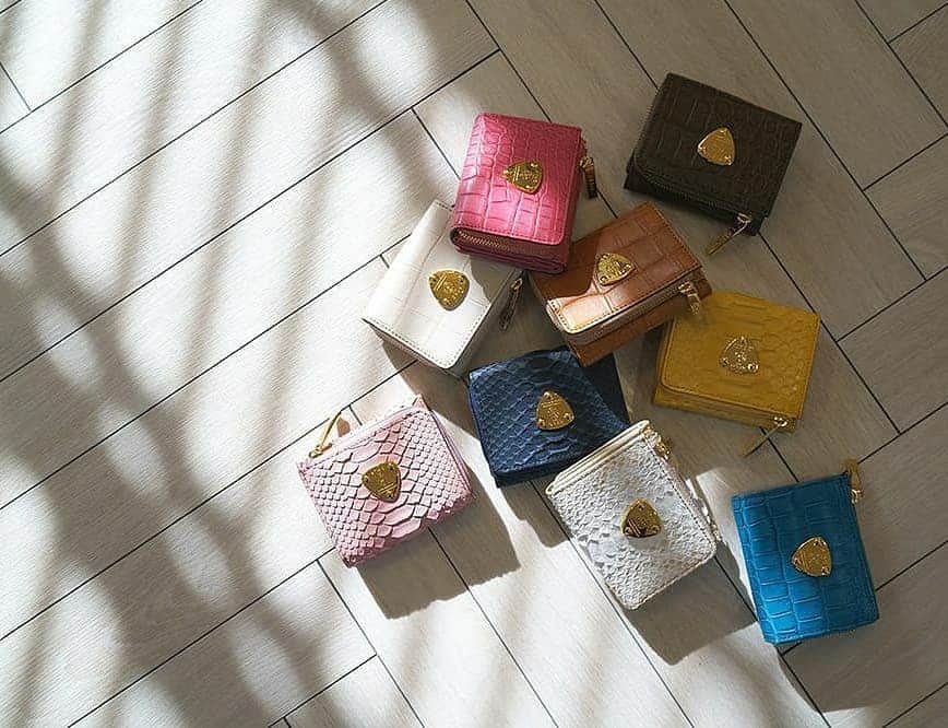 ATAO(アタオ)さんのインスタグラム写真 - (ATAO(アタオ)Instagram)「【ATAOのお財布】  ATAOのお財布は、 長財布から三つ折り財布まで ラインナップもとっても豊富✨  機能性はもちろんですが そのデザインやカラー、素材に至るまで すべてこだわり抜いたものばかり‼️ 日本の職人の丁寧な手仕事によって生み出されています⭐  ご自身のライフスタイルに合ったお財布を ぜひATAOで見つけてくださいね🥰  ◻️期間限定ショップin仙台 藤崎百貨店 　3/31(水)まで開催中🌸  ◻️ATAOオンラインストア🔎 『アタオ公式オンラインショップ』で 検索お願いします💡 ◻️スタッフブログ 『スタジオアタオブログ』で検索🔎 トップのURLからもブログを ご覧いただけます。 @atao.kobe  #アタオ #atao #リモ #ワルツ #スリモ #吉日 #キャッシュレス #春財布 #長財布 #三つ折り財布」3月30日 22時25分 - atao.kobe