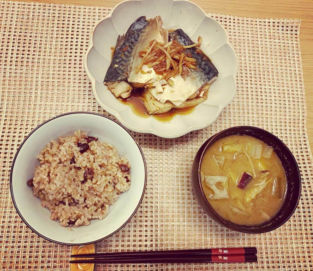 逢田梨香子のインスタグラム：「いつかの晩御飯。 鯖の梅煮🐟 根菜のお味噌汁🍠 発酵玄米  #晩御飯 #茶色くてごめんなさい」