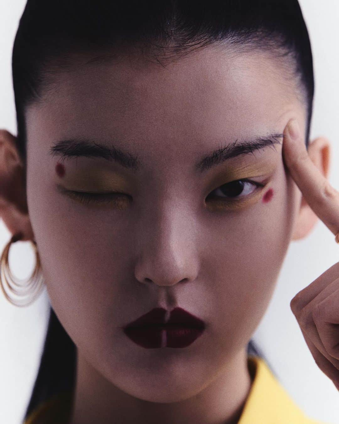 チョン・ジウ・ウーさんのインスタグラム写真 - (チョン・ジウ・ウーInstagram)「⠀ 'Opposites Attract' - WE ARE - ⠀ ⠀  Photography by @yangjoongsan Styled by @kukseonnh Makeup by @n_un_i Hair by @yunjihyeonana Model by @_zziwooo0 @baebaeyurim」3月30日 22時41分 - _zziwooo0