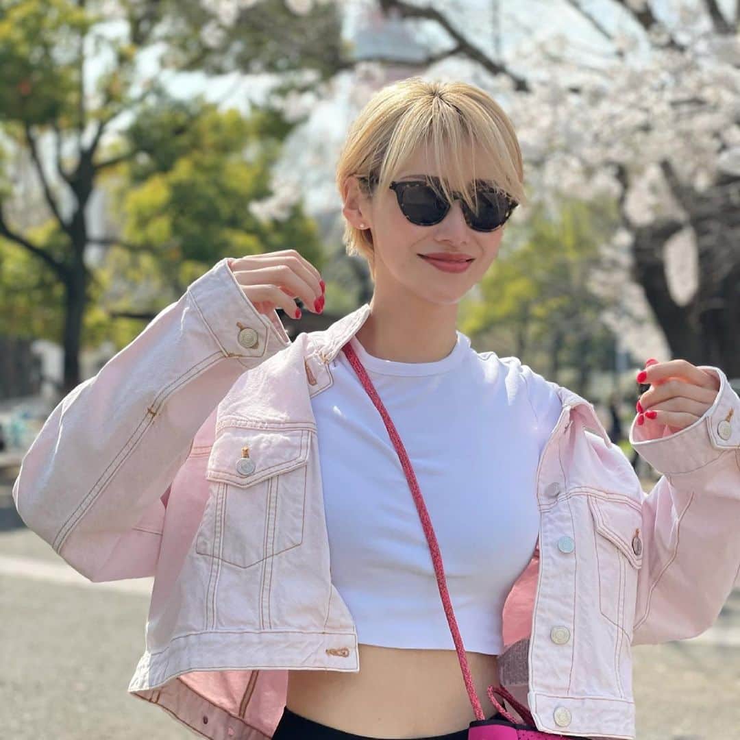 &mのインスタグラム：「連日サングラスでしつれいします😎  今年こそ、ぜったいに焼かない。ために頑張ってます。そのうちとてつもなく似合わないバケハ被りだします😏」