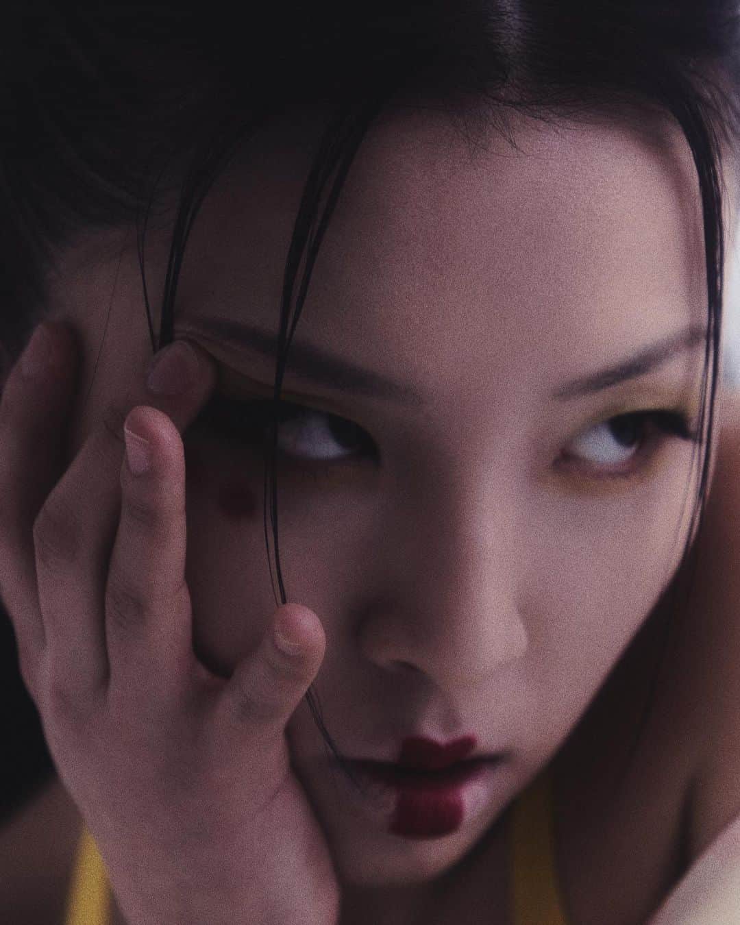 チョン・ジウ・ウーさんのインスタグラム写真 - (チョン・ジウ・ウーInstagram)「⠀ 'Opposites Attract' - WE ARE - ⠀  Photography by @yangjoongsan Styled by @kukseonnh Makeup by @n_un_i Hair by @yunjihyeonana Model by @_zziwooo0 @baebaeyurim」3月30日 22時38分 - _zziwooo0