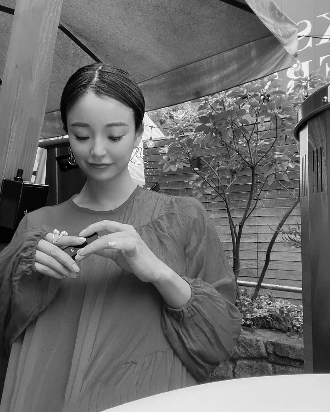 紺谷みえこのインスタグラム：「💄𓂃 𓈒𓏸  @mite__official #fashion  #style  #japan_of_insta  #dress #red #cordinate  #rouge #cosmetics  #japanesemodel #出勤コーデ　#ママコーデ  #ミテガール　#春　#ロングワンピース  #スタイル　#モデル #コスメ　#口紅　#春メイク #ファッション #桜 #朝ごはん #幸せ #笑顔 #ライフスタイル #中華料理 #セクシー #大人 #幸福」