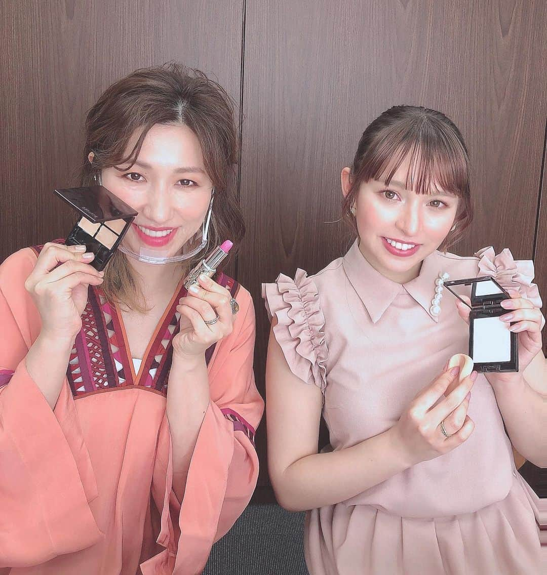 アイシスさんのインスタグラム写真 - (アイシスInstagram)「@cosmedecortejp  インスタライブ、ありがとうございました！！ 長井さんの魔法とコスメデコルテの神器に 心洗われまくった時間になりました🥺  メイクって少し施しただけで こんなにマインドが変わって、 見た目だけじゃなくて、 気持ちからきれいになれるんだなあ、って。  Youtubeチャンネルの コスメデコルテ『コンシェルジュチャンネル』 ぜひ皆さん観てみて欲しいです！  ここをきっかけにメイクが楽しすぎて、 美容モチベが上がって 体重も3.5キロ痩せました🥺！笑 まだまだ頑張れそうっ！！  コスメデコルテのIGTVに 今日のインスタライブのアーカイブが残ってるので ぜひみてみてくださいね🥺✨ ﻿ ﻿ #コスメデコルテ #﻿cosmedecortejp #コスデコ #デコルテ #メイクって楽しい #ダイエットがんばる #メイクアップドキュメンタリー #コンシーラー　#コンシーラーパレット　#コンシーラーテクニック #ハイライト」3月30日 23時07分 - isis_osushi