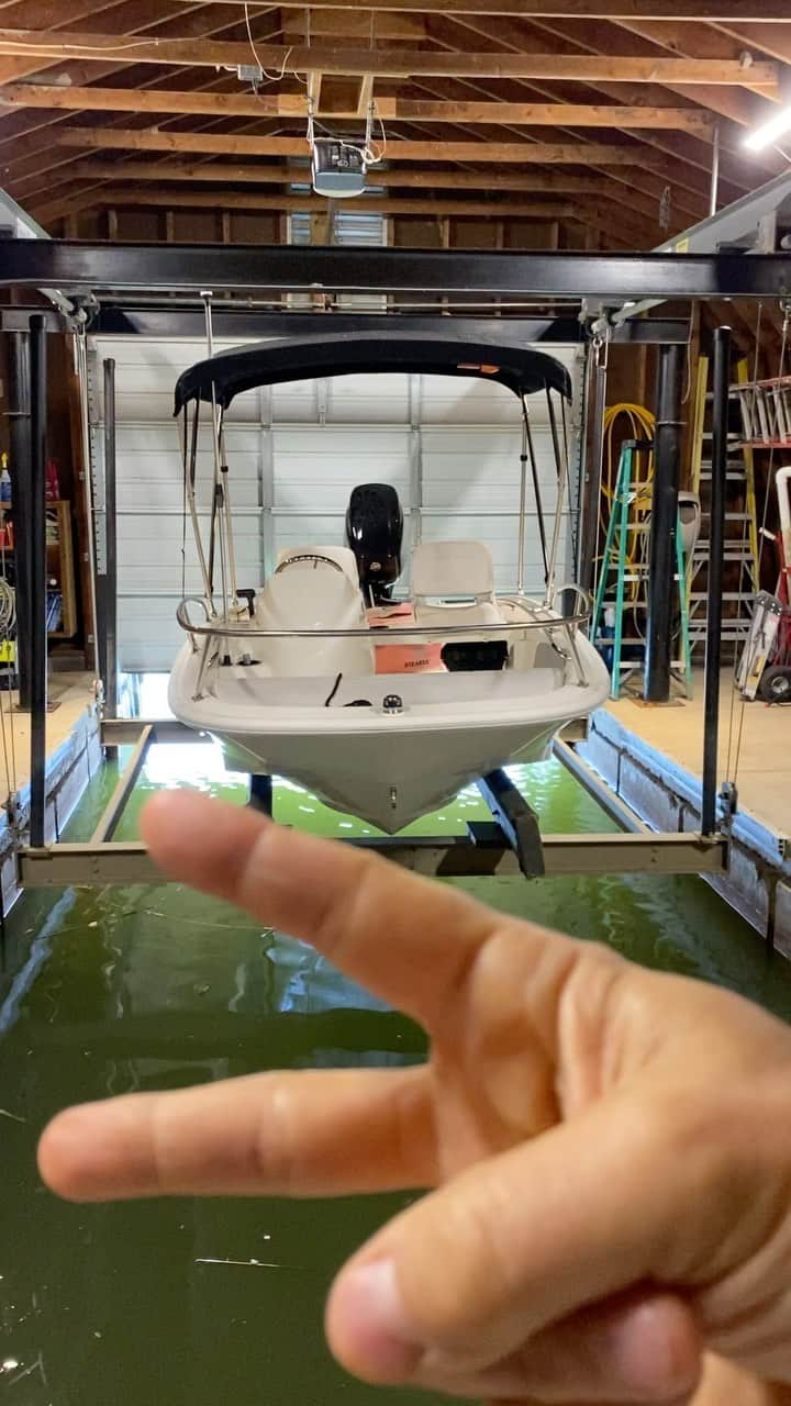 デイブ・クーリエのインスタグラム：「I have a boat hoist dilemma. Please watch the entire video and if you have a solution, let’s work together. #boaters #boathoists #puremichigan #marine #boatlifts #docks #dockside #greatlakes #seawall #boatdocks #boats #docks #hoists #drydock」