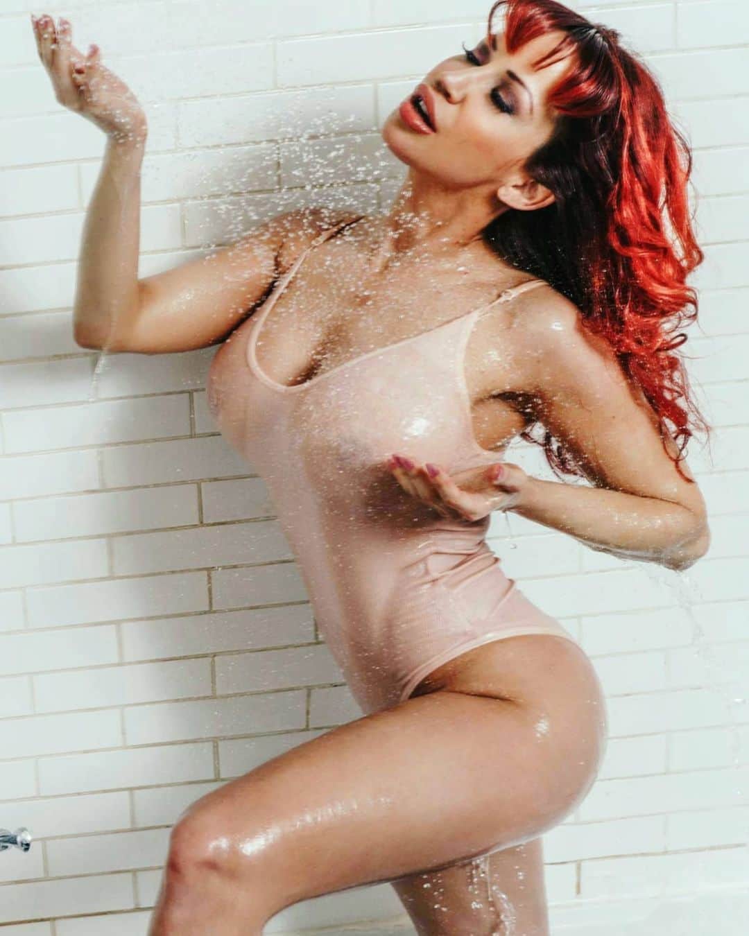ビアンカ・ボーチャンプのインスタグラム：「Singing in the rain! 🚿 #redhead #shower #water #longhair」