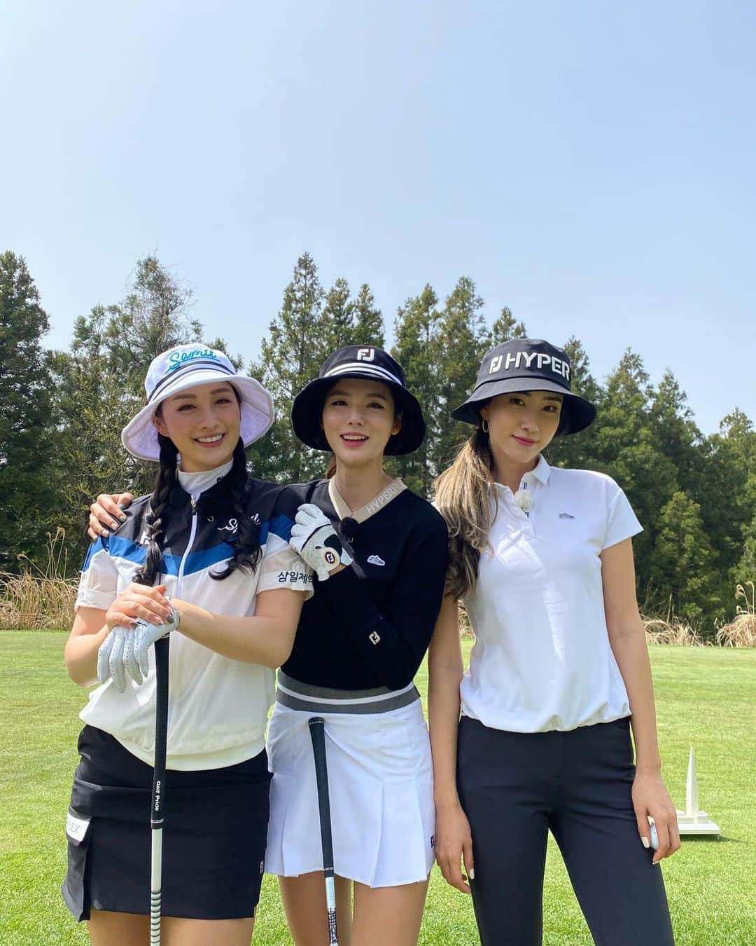 パク・キョルのインスタグラム：「. 칭구랑 언니랑🎥❤️   #골프에반하다 #풋조이어패럴  @a_a.keunyoung @jineee_1」