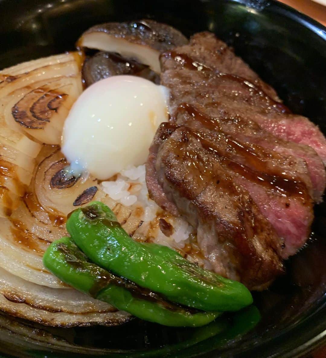 上田倫子のインスタグラム：「ソーシャルディスタンスを守りながら会食でいただいたステーキ丼が美味しかったー！玉ねぎが甘くて「玉ねぎが甘い甘い！」と感動しながらいただきました。　担当さんチョイスの焼きそばのお味はお上品な焼きそばでした。 デザートにあまおうスーパーショートケーキを初めていただきましたが美味しかったです。ごちそうさまでした。」