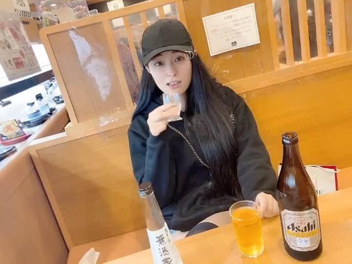 のインスタグラム：「スッピン失礼致します🙋‍♀️🌈 昨日は岡本にアルハラされました🤣💨 お互いに謎に幸せ論を語り合った1日やた😎💕 #お酒好き #くら寿司好き #帽子浮いとるけど気にせんで」