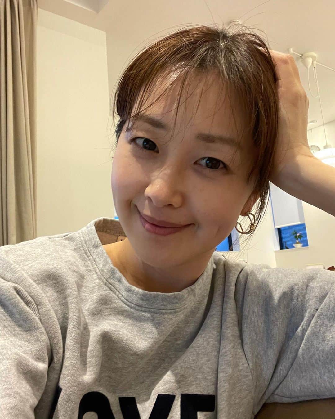 笛木優子のインスタグラム：「気がつけば、、明日で３月も終わりですね‼︎💦 せっかくのお天気なのに。。。  黄砂が。。。 みなさん外に出られる時はお気をつけて下さい🤚🏻」
