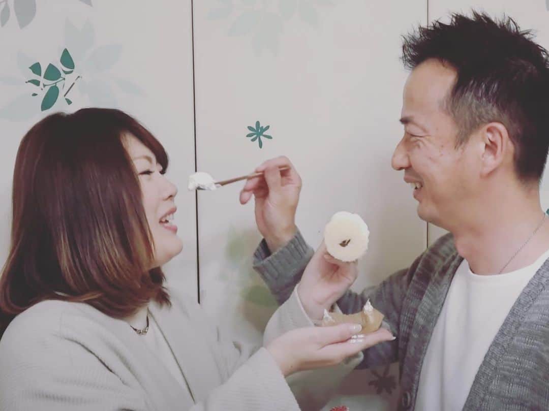 ブラザー4チャンネルのインスタグラム：「こんにちは♡ 今日は火曜日ですが17:30〜動画を公開します♪  先日、無事に秋田から健くんと一緒に我が家へ到着しました✨  家へ入ると… なんと子供達からのサプライズ！ とても嬉しかった♡  最高の記念日になりました✨  これからもbrother4一家を宜しくお願いします∩^ω^∩  #単身赴任終了  #お帰りなさい  #brother4channel #ブラザー4 #サプライズ #記念日  #家族  #夫婦 #ママblogもお楽しみに」