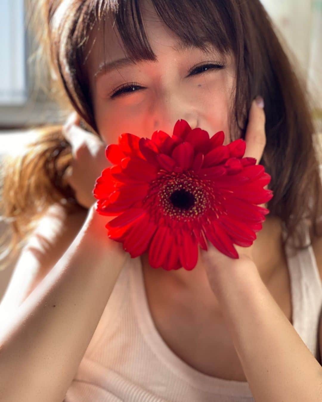 フミカさんのインスタグラム写真 - (フミカInstagram)「﻿ 　﻿ お花をくわえて﻿ 楽しく撮影してました✿˖°﻿ ﻿ ﻿ *～*～*～*～*～*～*～*～*～*～*～*～*～*﻿ 　﻿ ﻿ ＼＼4/2 & 4/3 舞台挨拶／／﻿ ﻿ 初主演、初演技 作品です！！﻿ ﻿ ﻿ 『農家の嫁は、取り扱い注意！』﻿ ４/２（金）舞台挨拶﻿ ﻿ 【場所】：池袋シネマロサ﻿ http://www.cinemarosa.net/annai.htm﻿ ﻿ 【タイムスケジュール】﻿ ﻿ ◉PART１上映『天使降臨篇』﻿ 　　　　　１７：２０～１８：４０﻿ ◉舞台挨拶  １８：４０～１８：５５﻿ 　　　　　　（入替　２５分）﻿ ◉舞台挨拶  １９：２０～１９：３５﻿ ◉PART２上映 『有機ある大作戦篇』﻿ 　　　　　１９：３５～２０：４７﻿ ﻿ 【登壇者】﻿ フミカ・和田 瞳・いまおかしんじ監督﻿ ﻿ ﻿ ﻿ ﻿ 『農家の嫁は、取り扱い注意！』﻿ ４/３（土）舞台挨拶﻿ ﻿ 【場所】：ヒューマントラスト 渋谷﻿ https://ttcg.jp/human_shibuya/access/﻿ ﻿ 【タイムスケジュール】﻿ ﻿ ◉PART１上映 『天使降臨篇』﻿ 　　　　　　１７：００〜１８：１０﻿ ◉舞台挨拶  １８：１０〜１８：４０﻿ 　　　　　　（入替　２０分）﻿ ◉舞台挨拶  １９：００〜１９：３０﻿ ◉PART２上映 『有機ある大作戦篇』﻿ 　　　　　　１９：３０〜２０：４０﻿ ﻿ 【登壇者】﻿ フミカ・丸 純子・和田 瞳・いまおかしんじ監督﻿ ﻿ ﻿ *～*～*～*～*～*～*～*～*～*～*～*～*～*﻿ ﻿ ﻿ ＼＼発売中／／﻿ ﻿ 1st写真集『#桃色空気』﻿ ﻿ 【デジタル写真集】﻿ ◉「密事」（少年画報社）﻿ ◉「美しさとは.....」（集英社）﻿ ◉「第四章 22世紀まで愛して」（小学館）﻿ ◉「第三章 押し寄せる愛の波」（小学館）﻿ ◉「第二章 もっと奪って私の愛を」（小学館）﻿ ◉「愛のめばえ」 (少年画報社)﻿ ◉「第一章 愛をあつめて」 (小学館)﻿ ◉「月刊＋vol.1」 (小学館)﻿ ◉「月刊＋vol.2」 (小学館)﻿ ﻿ ﻿ ﻿ #フミカ#フミカグラビア﻿ #フミカキック#グラビアモデル#グラビア﻿ #ヤングジャンプ#ヤングジャンプ表紙﻿ #ヤングキング#表紙#巻頭グラビア﻿ #国民的巨乳のお姉さん#FRIDAY﻿ #グラビア撮影#撮影#l4l#フライデー﻿ #週刊ポスト#月刊プラス﻿ #デジタル写真集#発売中﻿ #フォトテクニックデジタル﻿ #プライベート#オフショット﻿ 　﻿」3月30日 15時26分 - fu_mi_ka_516