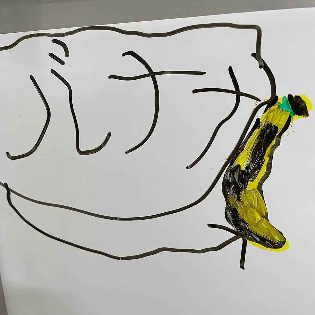 神尾佑のインスタグラム：「息子が描いたバナナの絵がなんかよくて。」