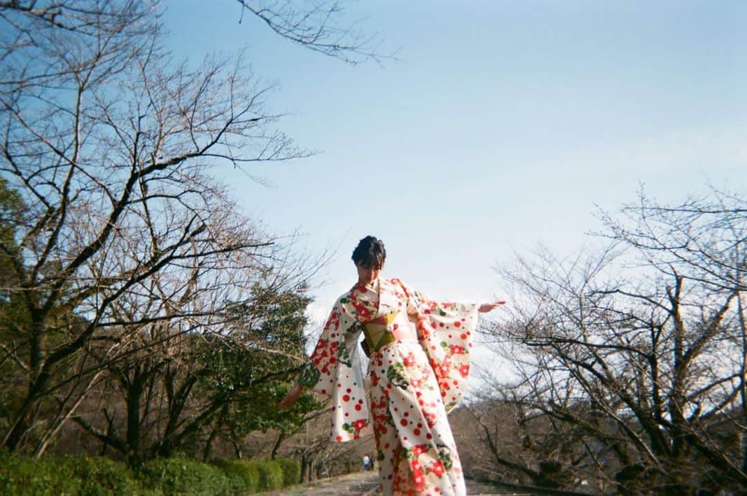 高野渚さんのインスタグラム写真 - (高野渚Instagram)「少し前に京都へ行ってきました🌸  着物きたっ👘🧡   #京都  #写ルンです」3月30日 16時25分 - _takanonagisa_